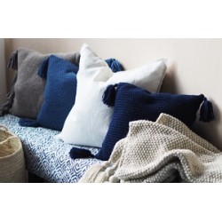 Compleet Breipakket - Kussen - Novita 7 Brothers - Patroon Novita 7 Brothers - Knitted jeans colloured pillow in moss stitch