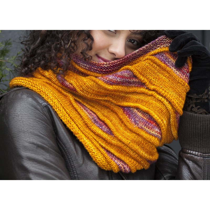 Deze kleurrijke omslagdoek wordt gebreid met Rios van Malabrigo.