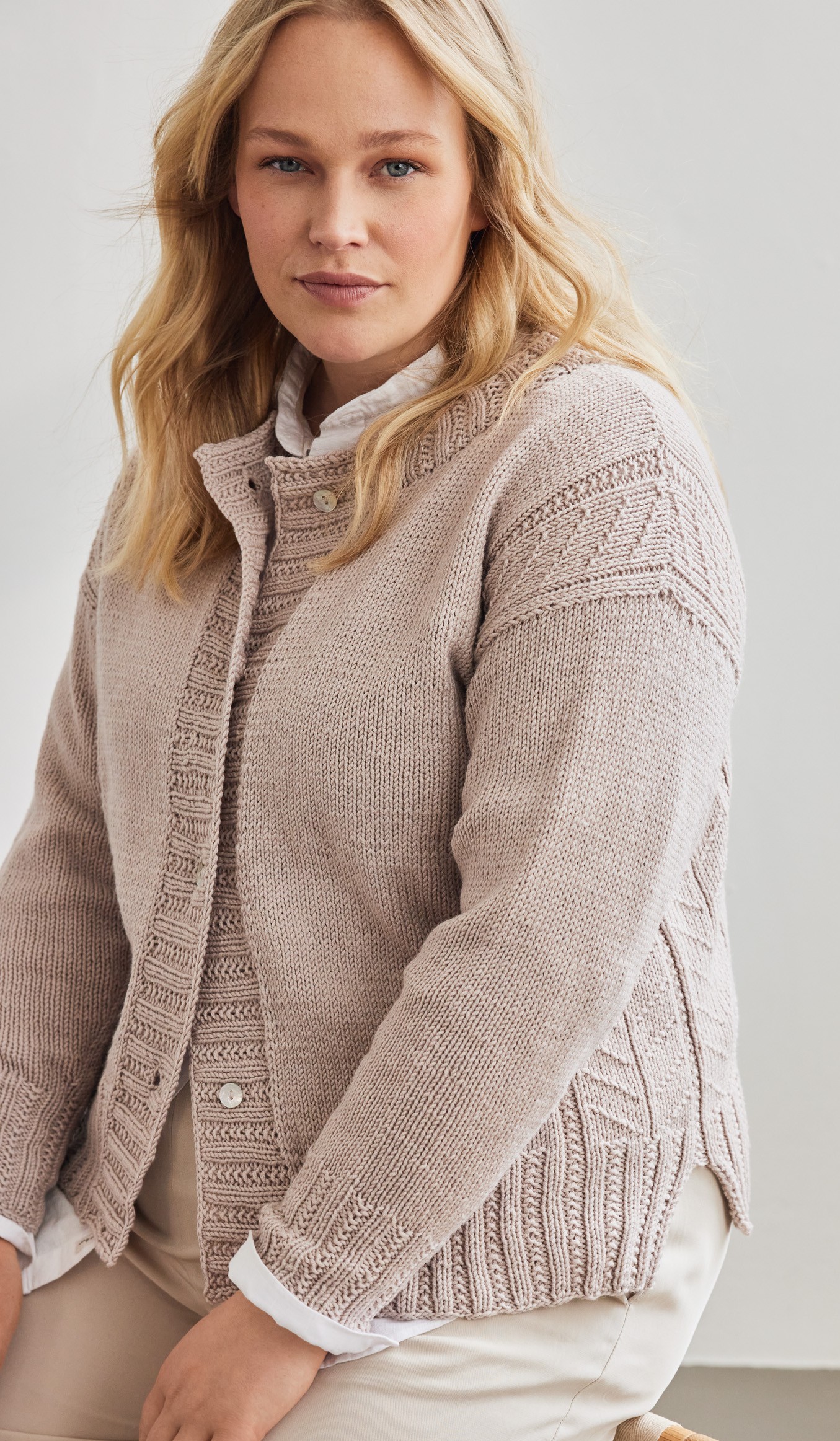 Deze leuke herentrui word gebreid van de Cool Wool van Lana Grossa.    Benodigdheden: Breinaalden 3,5 mm en 4 mm Korte Rondbreinaald 3,5 mm Benodigde aantallen Kleur 48/50 52/54 56/58 2037 15 16 17  U kunt zelf hieronder de kleuren én de aantallen aanpassen.    Het patroon is alleen gratis bij aanschaf van het volledige pakket.