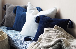 Knitted Jeans colloured pillow in moss stitch